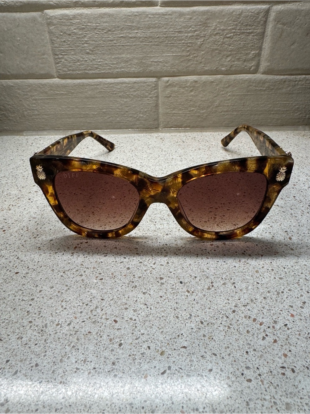 Diff Eyewear x The White Lotus Hawaii Pineapple Sunglasses with Case and Cloth